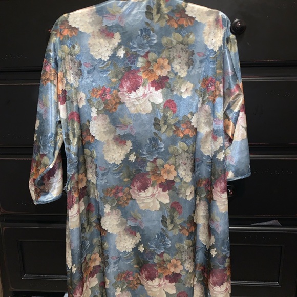 Women’s bathrobe, small with flowers, knee length - Picture 3 of 4